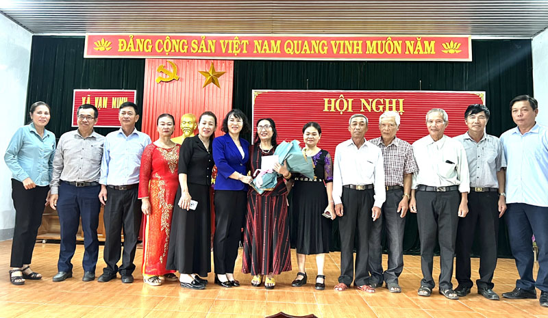 Đại diện lãnh đạo Sở Văn hóa-Thể thao tặng quà cho CLB Dân ca xã Vạn Ninh (Quảng Ninh)
