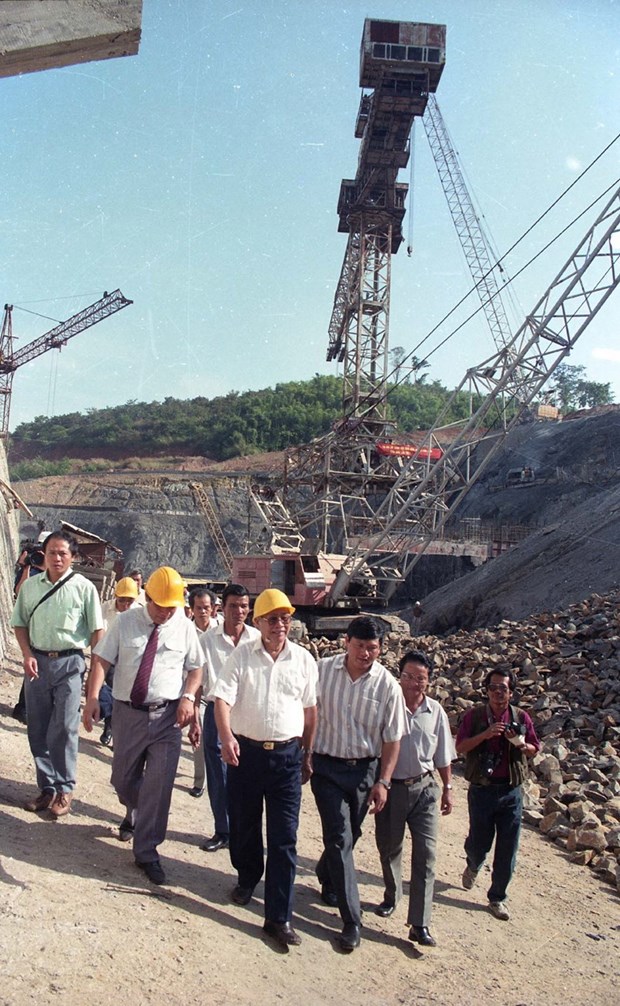 Sáng 14/11/1993, Thủ tướng Chính phủ Võ Văn Kiệt đến thăm và làm việc tại công trường xây dựng Nhà máy thủy điện Thác Mơ (Sông Bé). (Ảnh: Minh Đạo/TTXVN)