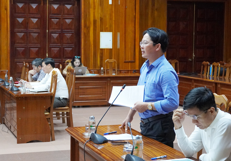Lãnh đạo UBND huyện Quảng Ninh phát biểu tại cuộc họp.