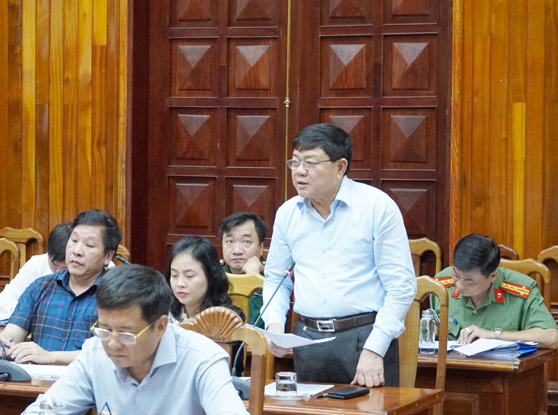 Lãnh đạo UBND thị xã Ba Đồn phát biểu tại cuộc họp.
