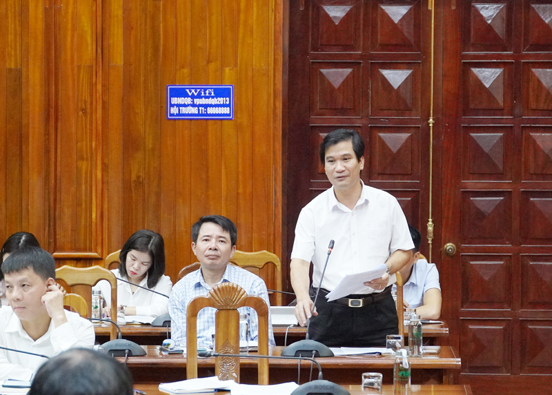 Lãnh đạo UBND huyện Lệ Thủy phát biểu tại cuộc họp.