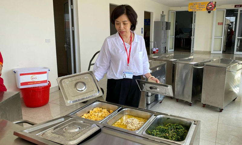 Cô giáo Trần Thị Bích Liên, Hiệu trưởng Trường tiểu học Tràng An (Hoàn Kiếm, Hà Nội) đang kiểm tra công tác bảo đảm vệ sinh, an toàn thực phẩm tại nhà trường. 
