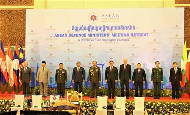 Bộ trưởng Quốc phòng, lãnh đạo Bộ Quốc phòng các nước ASEAN và Tổng Thư ký ASEAN Lim Jock Hoi chụp ảnh chung tại Hội nghị. (Ảnh: Huỳnh Thảo/TTXVN)