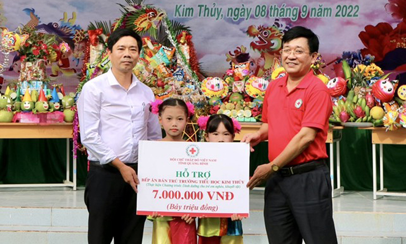 Hưởng ứng chương trình “Dinh dưỡng cho trẻ em nghèo, khuyết tật”, lãnh đạo Hội CTĐ tỉnh trao quà cho học sinh có hoàn cảnh khó khăn trên địa bàn xã Kim Thủy (Lệ Thủy).