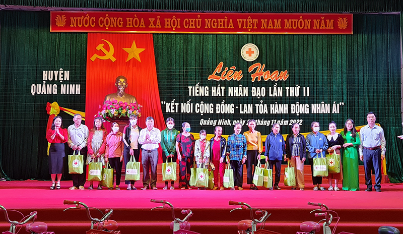 Lãnh đạo huyện Quảng Ninh tặng quà cho các gia đình có hoàn cảnh khó khăn.
