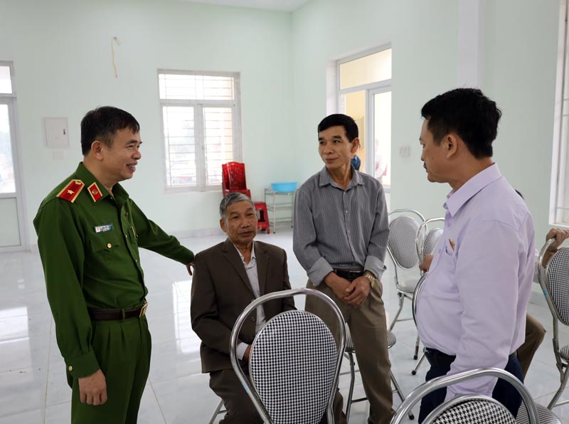 Đoàn ĐBQH tỉnh trao đổi cùng cử tri huyện Minh Hóa bên lề buổi tiếp xúc.