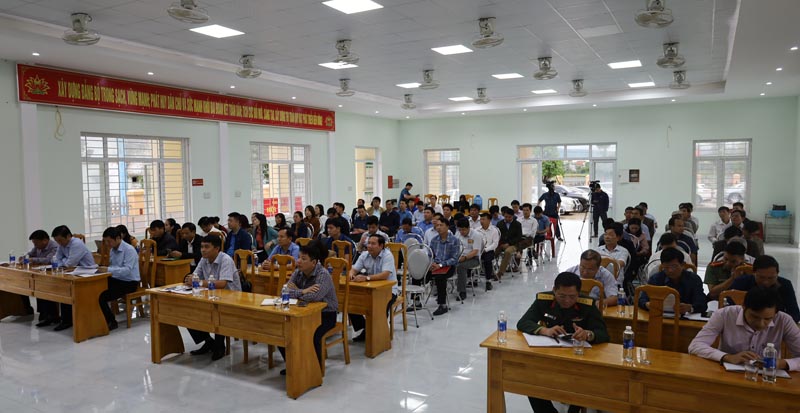 Đông đảo cử tri huyện Minh Hóa đến tham gia tại buổi tiếp xúc với Đoàn ĐBQH tỉnh tại Nhà văn hóa thị trấn Quy Đạt.