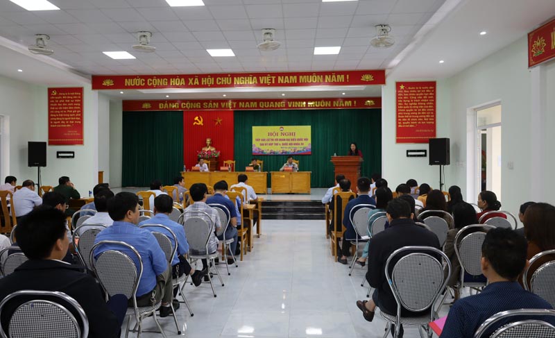 Quang cảnh tại buổi tiếp xúc giữa cử tri huyện Minh Hóa với Đoàn ĐBQH tỉnh.