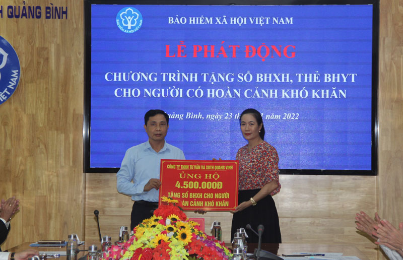  Đại diện BHXH tỉnh tiếp nhận hỗ trợ tặng sổ BHXH, thẻ BHYT cho người có hoàn cảnh khó khăn từ đại diện Công ty TNHH tư vấn và xây dựng tổng hợp Quang Vinh.