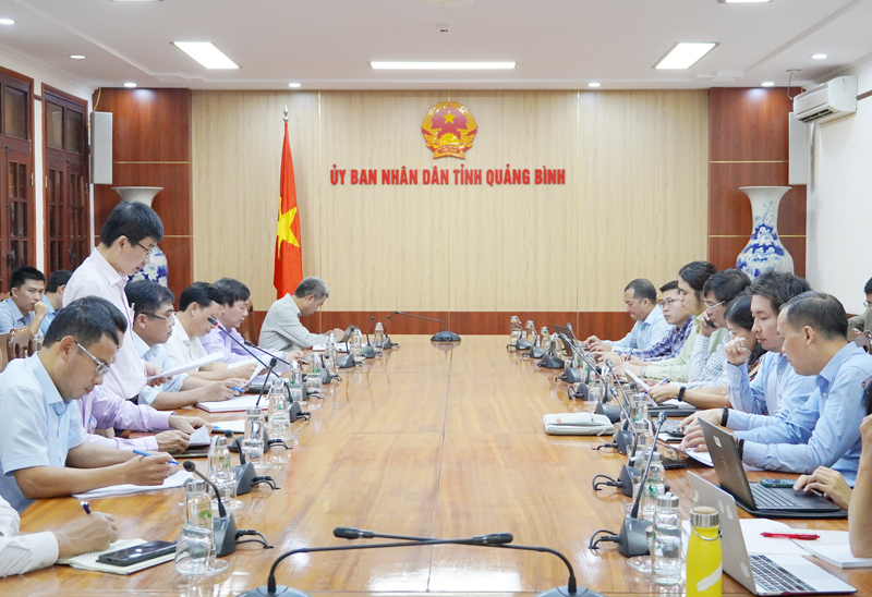 Đại diện Ban Quản lý dự án FMCR tỉnh Quảng Bình báo cáo tình hình thực hiện dự án.
