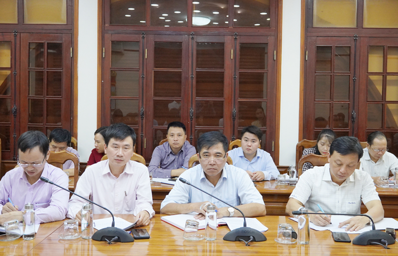 Đồng chí Phó Chủ tịch Thường trực UBND tỉnh Đoàn Ngọc Lâm và đại diện lãnh đạo các sở, ngành tham dự buổi làm việc.