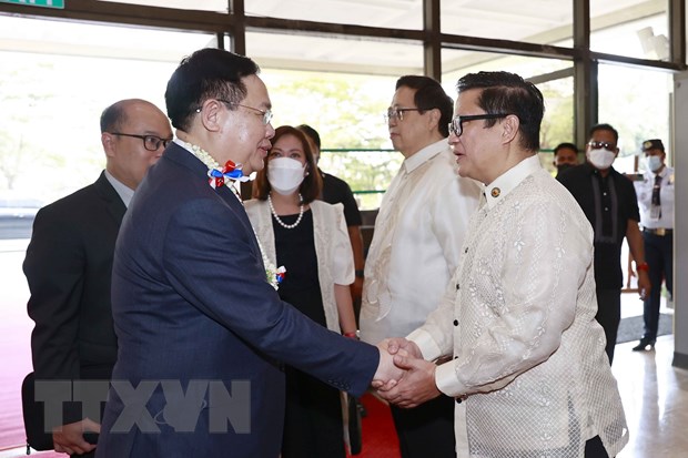 Chủ tịch Quốc hội Vương Đình Huệ với các Hạ nghị sỹ Philippines. (Ảnh: Doãn Tấn/TTXVN)