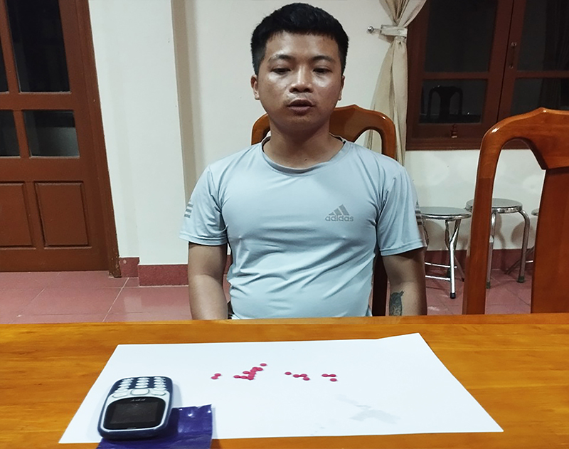 Đối tượng Nguyễn Quang Ấn bị bắt cùng tang vật 19 viên ma túy tổng hợp.
