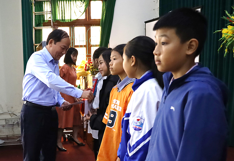 Chủ tịch Hội Khuyến học tỉnh Trần Xuân Vinh trao học bổng cho học sinh huyện Bố Trạch.