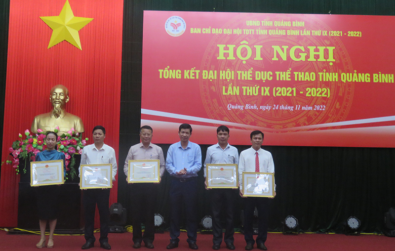 Đồng chí Phó Chủ tịch UBND tỉnh Hồ An Phong trao bằng khen của Chủ tịch UBND tỉnh cho các tập thể, cá nhân có thành tích xuất sắc.