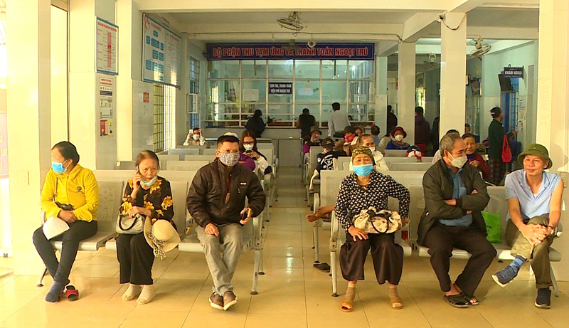 Người dân đến khám bệnh tại các cơ sở y tế trên địa bàn tỉnh.