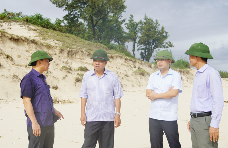 Đồng chí Phó Chủ tịch UBND tỉnh Đoàn Ngọc Lâm các điểm sạt lở bờ biển ở xã Hải Ninh (huyện Quảng Ninh).
