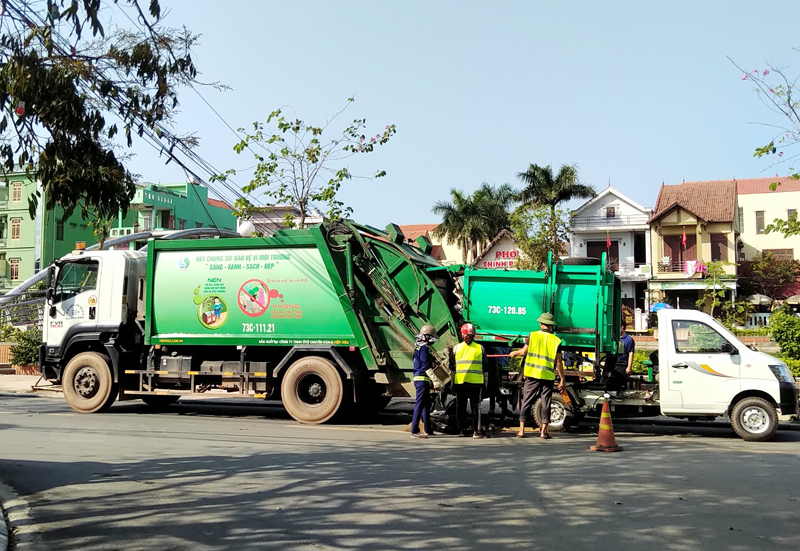 Công nhân Công ty Công ty cổ phần Môi trường và Phát triển đô thị Quảng Bình thu gom, vận chuyển rác thải sinh hoạt.