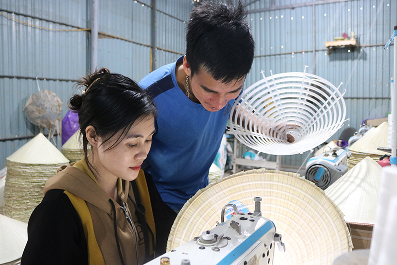 Hai vợ chồng trẻ Nguyễn Tuấn Anh và Phan Thị Hiền, chủ nhân của sáng chế vành nhựa cho nón lá.