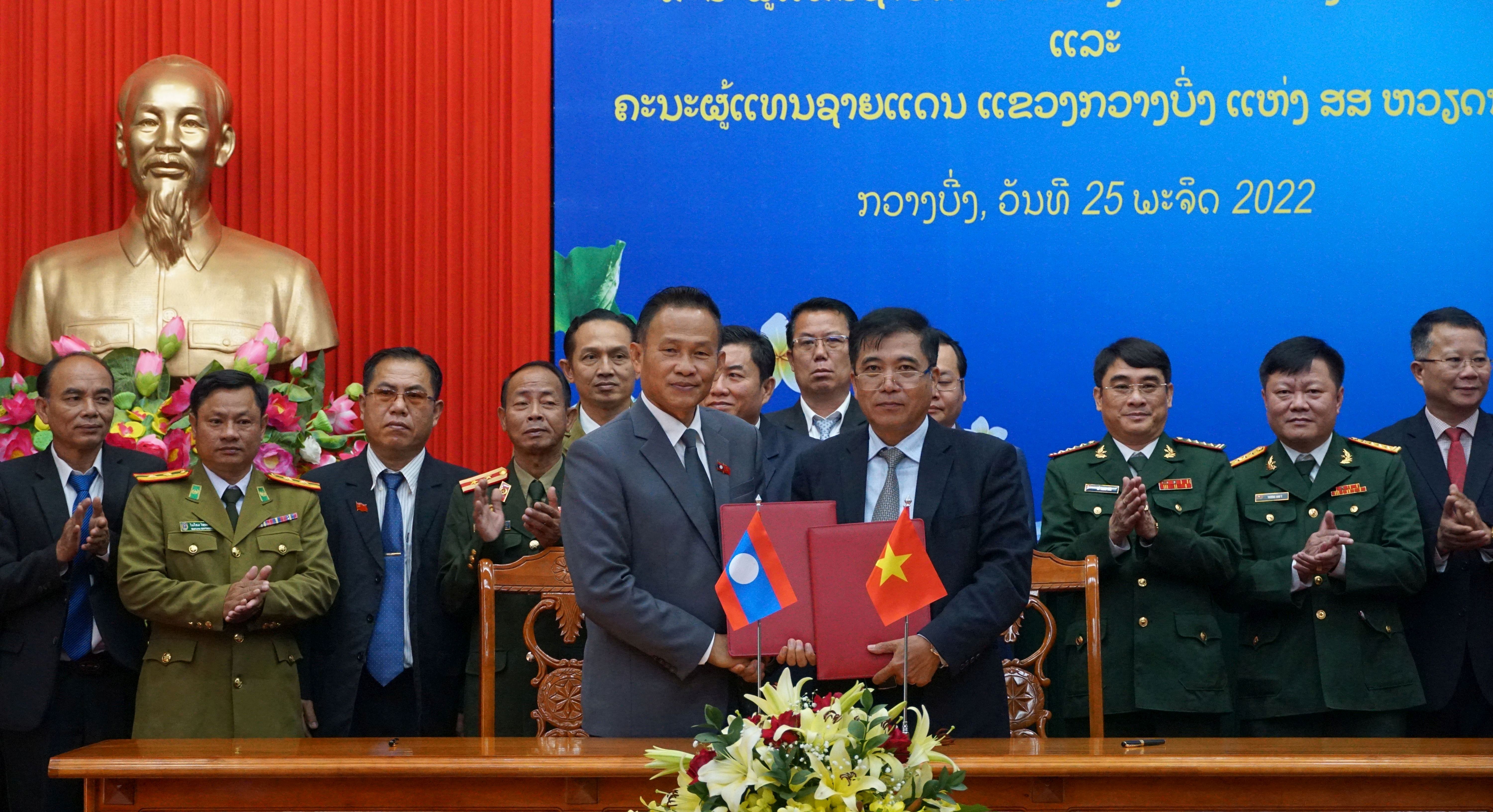 : Lễ ký kết biên bản hợp tác giữa Đoàn đại biểu biên giới tỉnh Quảng Bình (CHXHCN Việt Nam) và tỉnh Khăm Muồn (CHDCND Lào).