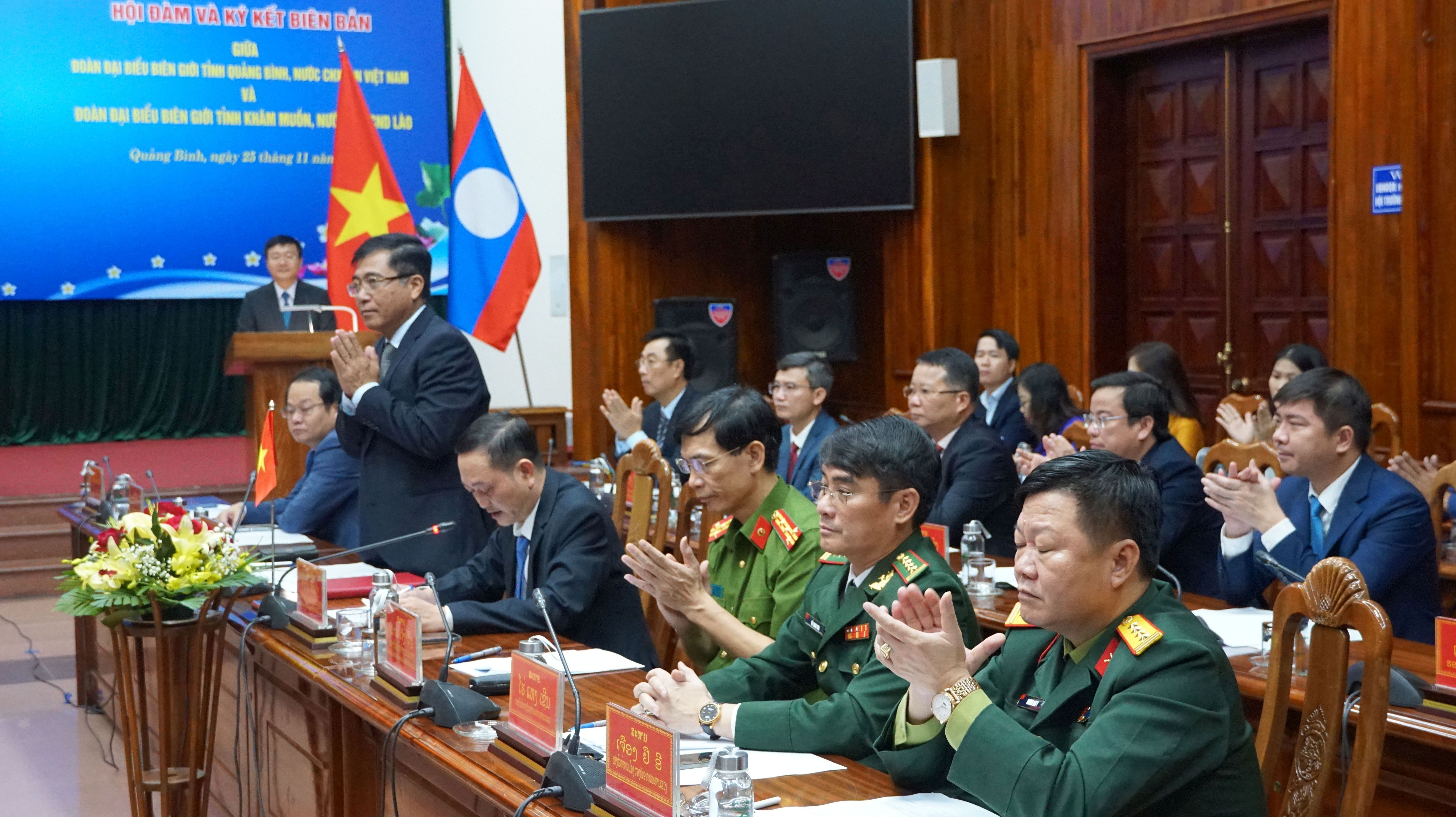 Đoàn đại biểu biên giới tỉnh Quảng Bình (nước CHXHCN Việt Nam) tham gia buổi hội đàm.