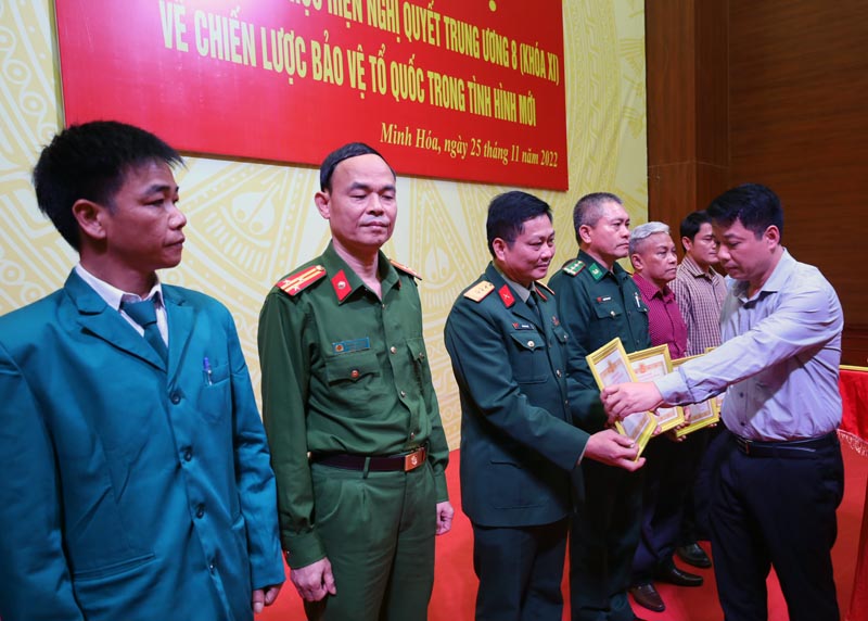 Đồng chí Nguyễn Bắc Việt, Phó Bí thư Huyện ủy, Chủ tịch UBND huyện Minh Hóa trao thưởng cho các cá nhân vì đã có nhiều thành tích xuất sắc 10 năm thực hiện Nghị quyết Trung ương 8 khóa XI về  
