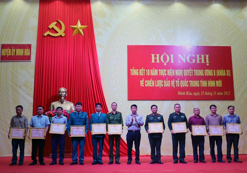 Các cá nhân ở huyện Minh Hóa được khen thưởng vì đã có nhiều thành tích xuất sắc 10 năm thực hiện Nghị quyết Trung ương 8 khóa XI về  