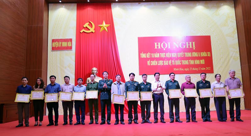 Các tập thể ở huyện Minh Hóa được khen thưởng vì đã có nhiều thành tích xuất sắc 10 năm thực hiện Nghị quyết Trung ương 8 khóa XI về  