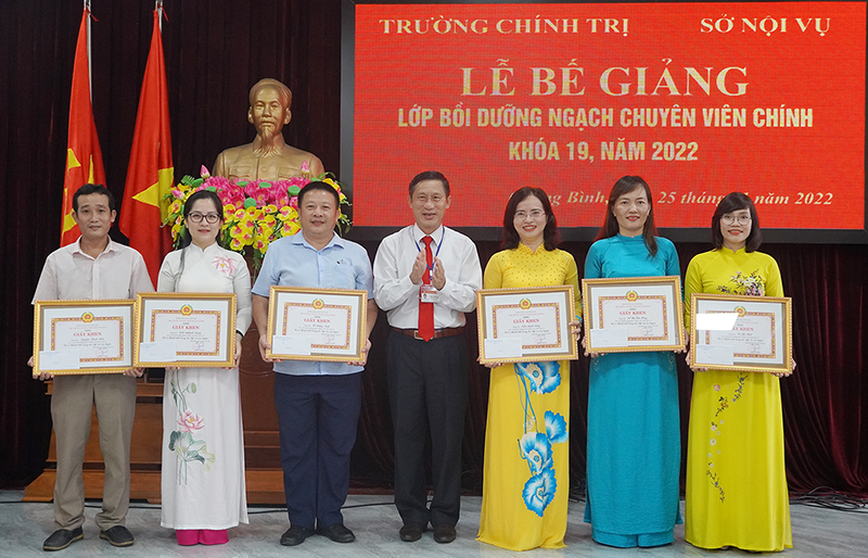 Đại diện lãnh đạo Trường Chính trị tỉnh trao tặng giấy khen cho các học viên xuất sắc.