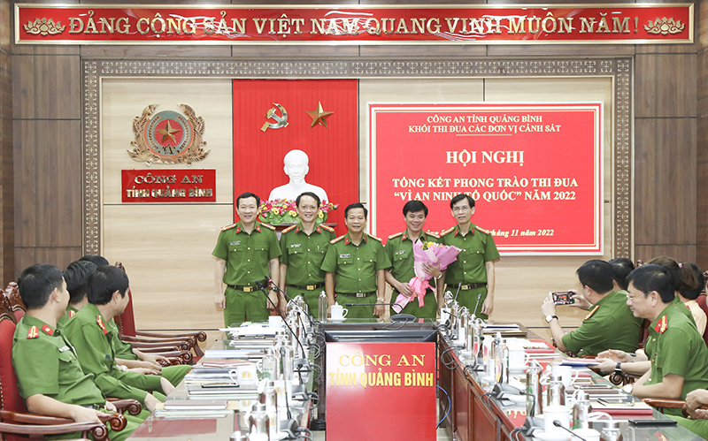 Lãnh đạo Công an tỉnh chụp ảnh lưu niệm với các đồng chí Khối trưởng, khối phó thi đua năm 2023