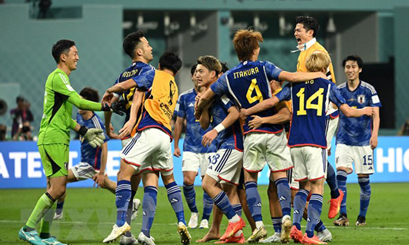 Niềm vui của các cầu thủ Nhật Bản sau trận đấu với Đức. (Ảnh: AFP/TTXVN)