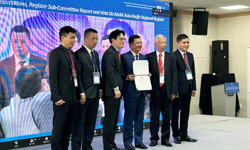 Đại diện Ủy ban Ký ức thế giới UNESCO khu vực châu Á - Thái Bình Dương trao giấy chứng nhận cho đoàn Hà Tĩnh.