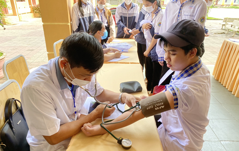 Học sinh được y bác sĩ khám sàng lọc kỹ trước khi thực hiện tiêm vắc xin phòng Covid-19.