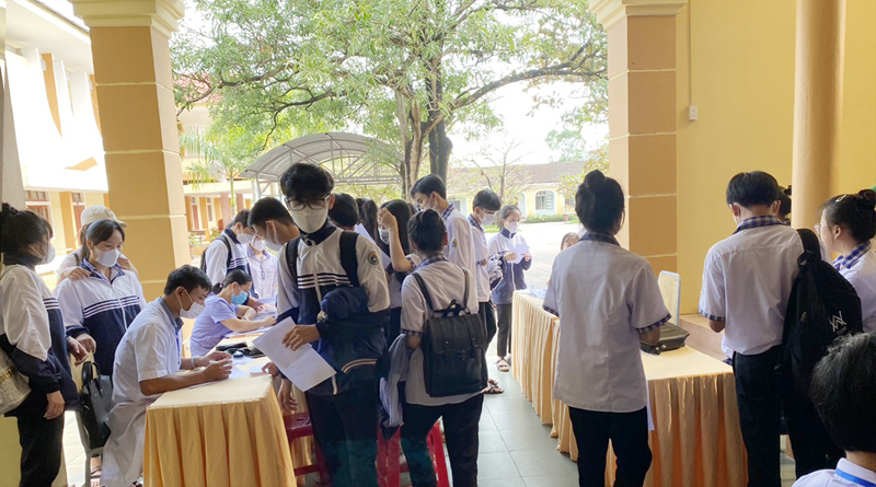 Học sinh Trường THPT Lê Quý Đôn tích cực đăng ký tham gia tiêm vắc xin phòng Covid-19 mũi 3.