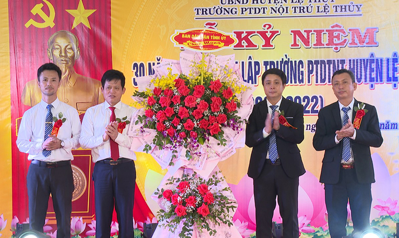 Đồng chí Lê Văn Bảo, Ủy viên Ban Thường vụ, Trưởng ban Dân vận Tỉnh ủy tặng hoa chúc mừng Trường PTDTNT Lệ Thủy.