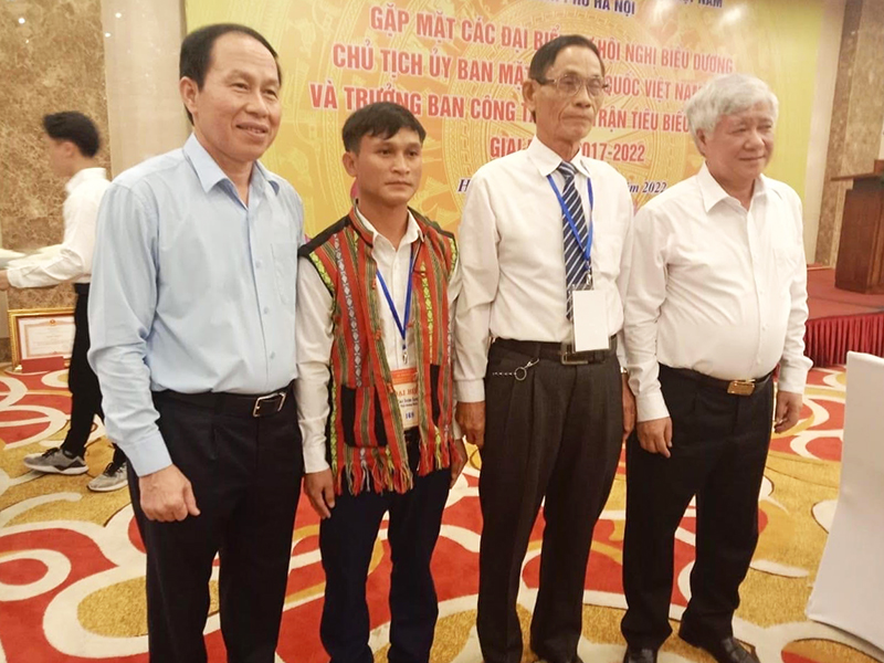 Cao Xuân Long (thứ hai từ trái qua) đại biểu Quảng Bình trẻ tuổi nhất được biểu dương, vinh danh tại hội nghị.