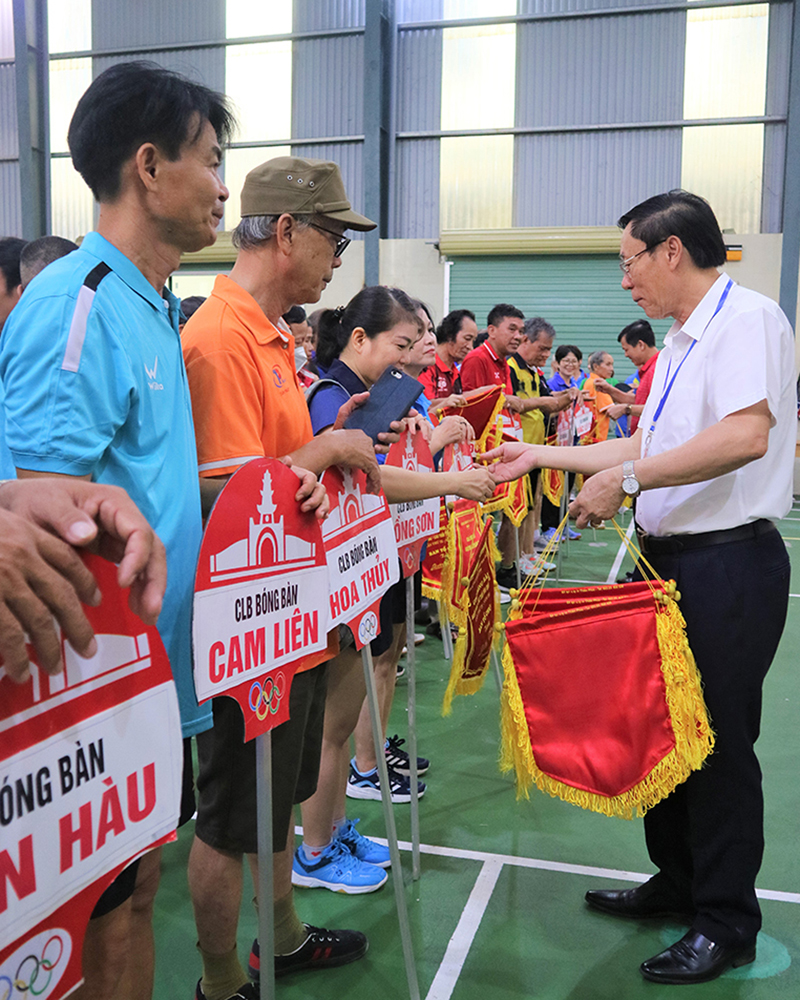 Ban tổ chức trao cờ lưu niệm cho các đội tham gia giải bóng bàn người trung-cao tuổi năm 2022.