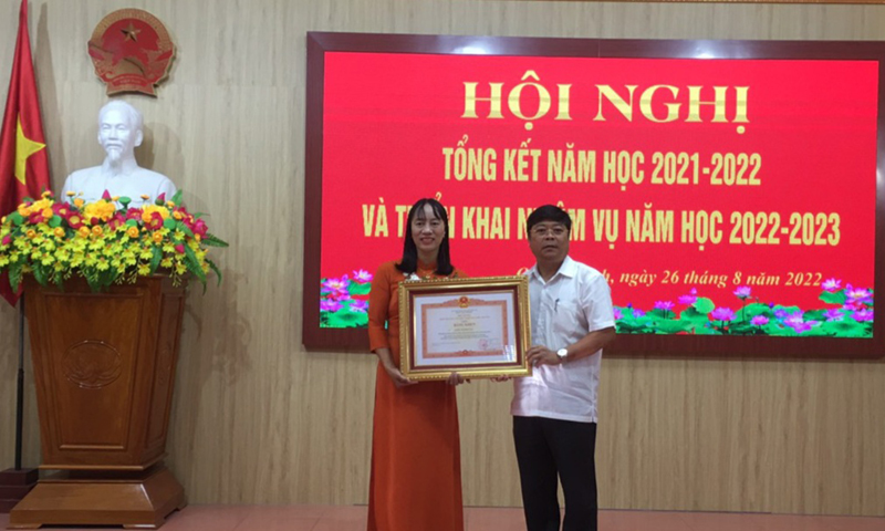 Cô giáo Dương Thị Hồng Hải nhận bằng khen của Thủ tướng Chính phủ.