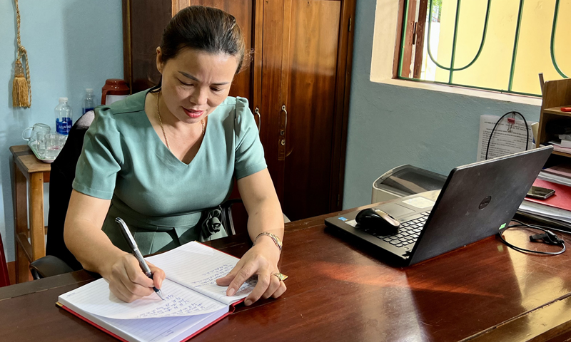 Hơn 12 năm gắn bó với công tác bảo hiểm, chị Hà Thị Hoa được người dân xã Mai Hóa gọi bằng cái tên trìu mến-Hoa “bảo hiểm”.