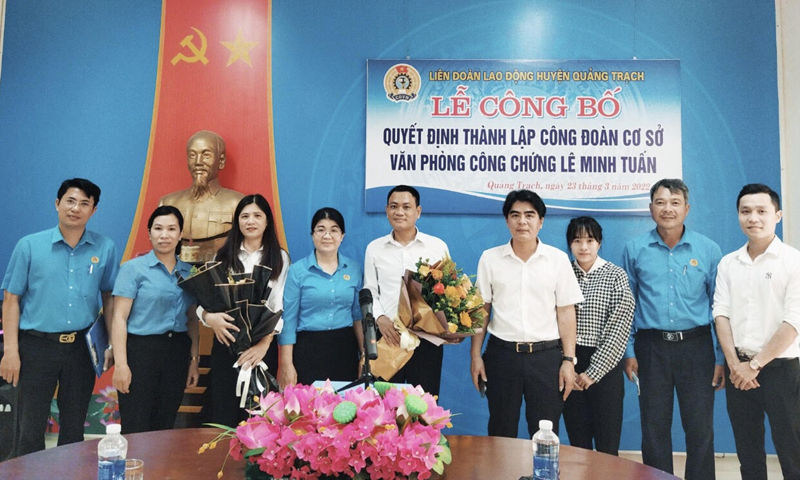 LĐLĐ huyện Quảng Trạch tổ chức công bố quyết định thành lập CĐCS.  