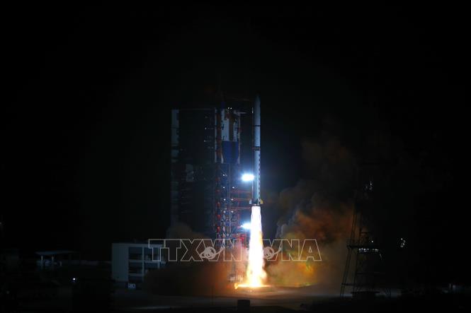 Tên lửa đẩy Trường Chinh-2D mang theo vệ tinh Dao Cảm-36 rời bệ phóng tại Trung tâm Phóng vệ tinh Tây Xương, tỉnh Tứ Xuyên, Trung Quốc ngày 27/11/2022. Ảnh: THX/TTXVN