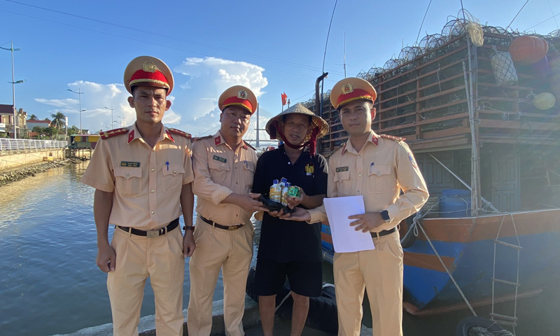 Lực lượng CSGT đường thủy đã vận động anh Nguyễn Quý Đồng tự nguyện giao nộp  mìn tự chế và kíp điện.