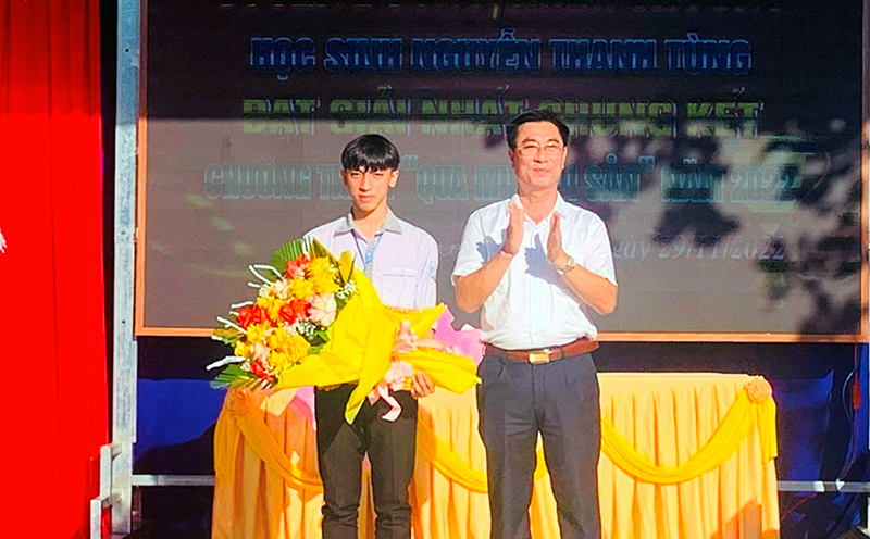 Lãnh đạo huyện Quảng Ninh tặng giấy khen của Chủ tịch UBND huyện Quảng Ninh cho em Nguyễn Thanh Tùng.