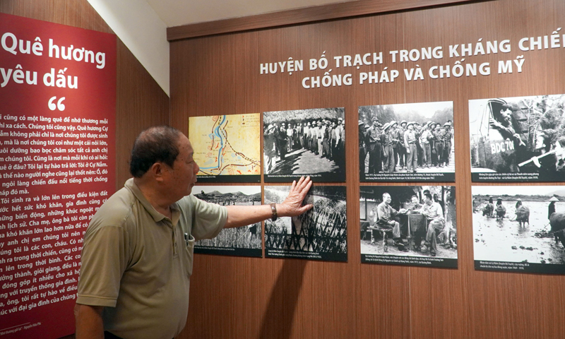 Ông Nguyễn Hữu Phi giới thiệu về những bức ảnh thuộc chủ đề “Quê hương yêu dấu”.