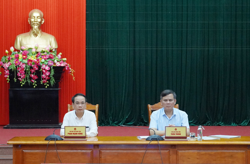 Đồng chí Chủ tịch UBND tỉnh Trần Thắng và đồng chí Phó Chủ tịch UBND tỉnh Phạn Mạnh Hùng tham dự hội nghị tại điểm cầu Quảng Bình.