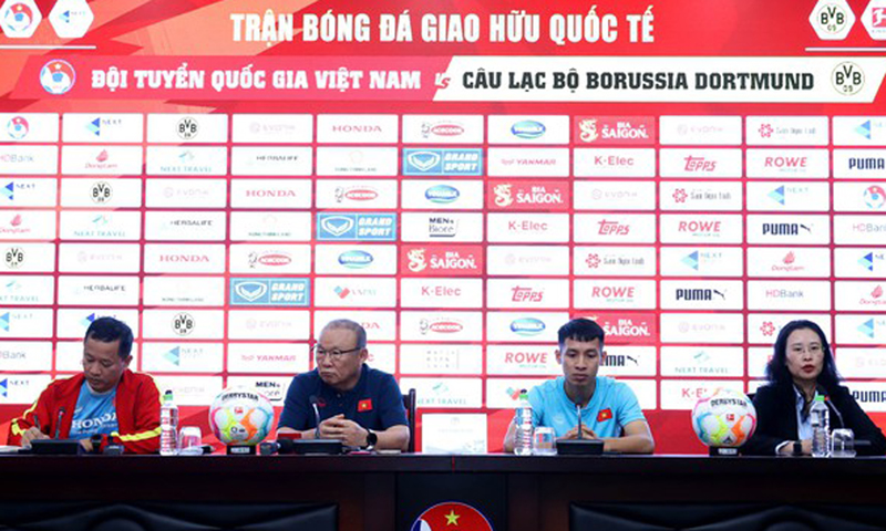 HLV Park Hang-seo và đại diện ĐT Việt Nam tại họp báo trước trận đấu - Ảnh: VFF