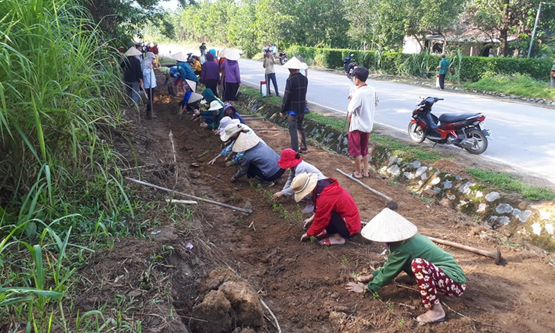 Hội viên, nông dân huyện Minh Hóa trồng đường hoa xây dựng nông thôn mới.