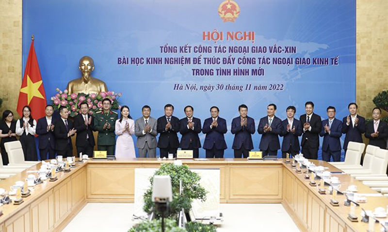 Phó Thủ tướng thường trực Phạm Bình Minh và Phó Thủ tướng Vũ Đức Đam trao Bằng khen của Thủ tướng cho các cá nhân có thành tích xuất sắc trong triển khai công tác ngoại giao vaccine. (Ảnh: Dương Giang/TTXVN)