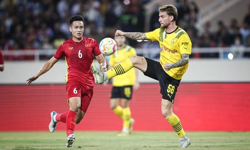 Việt Anh áp sát cầu thủ Dortmund. (Ảnh: Khoa Nguyễn)