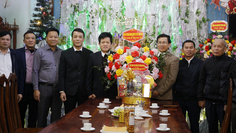 Đồng chí Trưởng ban Dân vận Tỉnh ủy thăm, tặng quà giáo xứ Minh Cầm